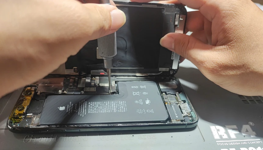 Quy trình thay pin iPhone 11 chuyên nghiệp